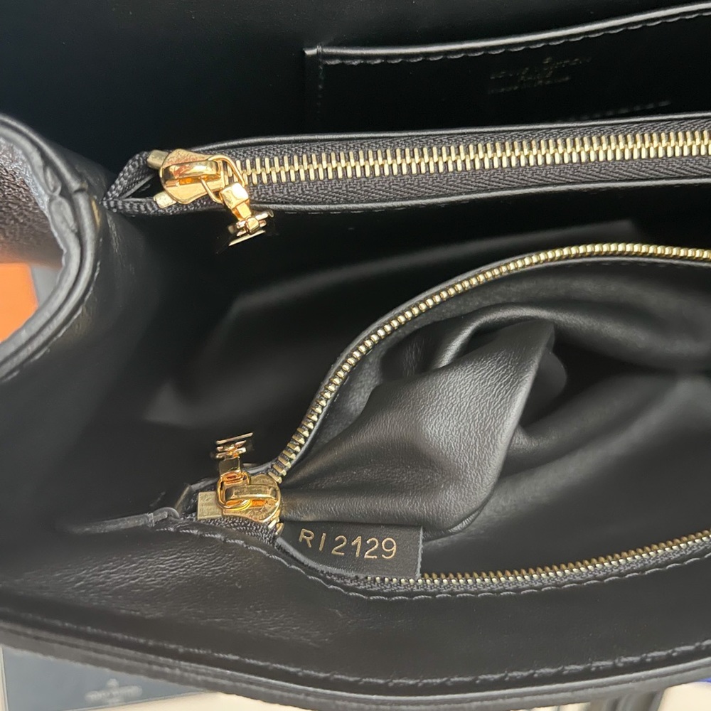 Louis Vuitton Rose Des Vents MM Grained Smooth Calfskin Black Leather Bag - Picture 11 of 15